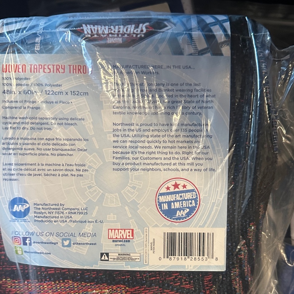 Spider-Man Graphic Throw Blanket - Red, Black, White 48x60” NEW in Package - Picture 3 of 3